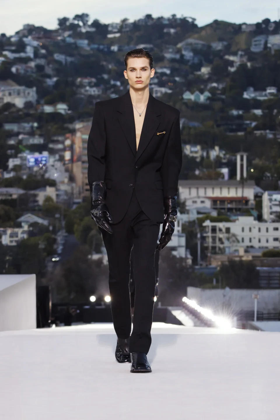00004-versace-fall-2023-ready-to-wear-tokyo-credit-brand