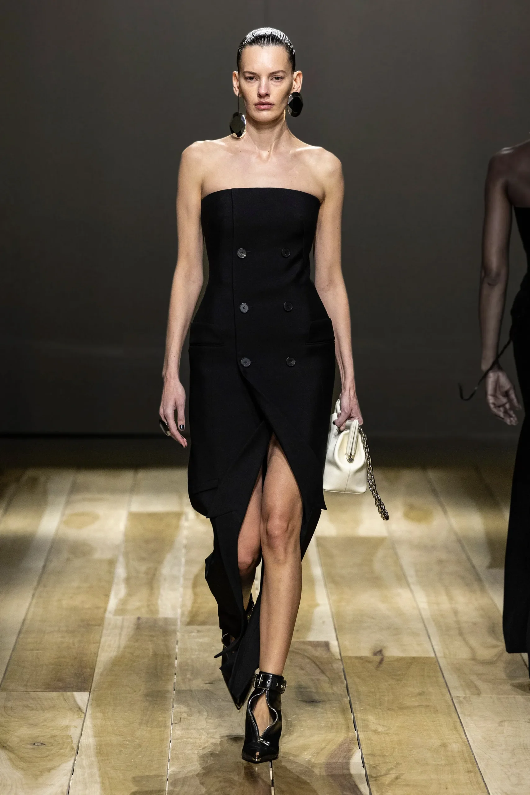00005-alexander-mcqueen-fall-2023-ready-to-wear-credit-brand