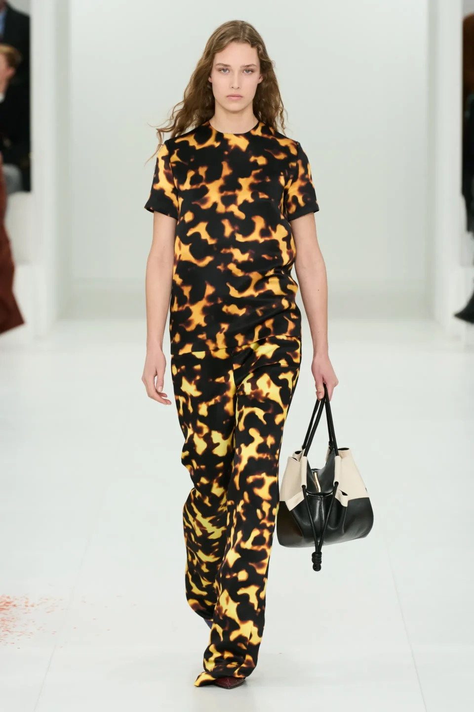 00008-loewe-fall-2023-ready-to-wear-credit-gorunway