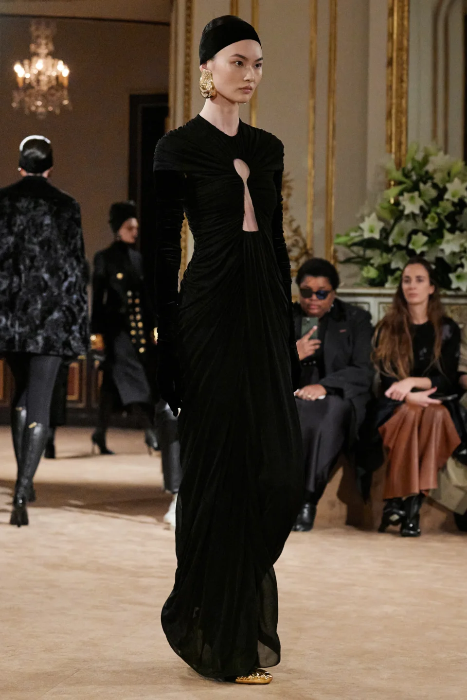 00009-schiaparelli-fall-2023-ready-to-wear-credit-gorunway