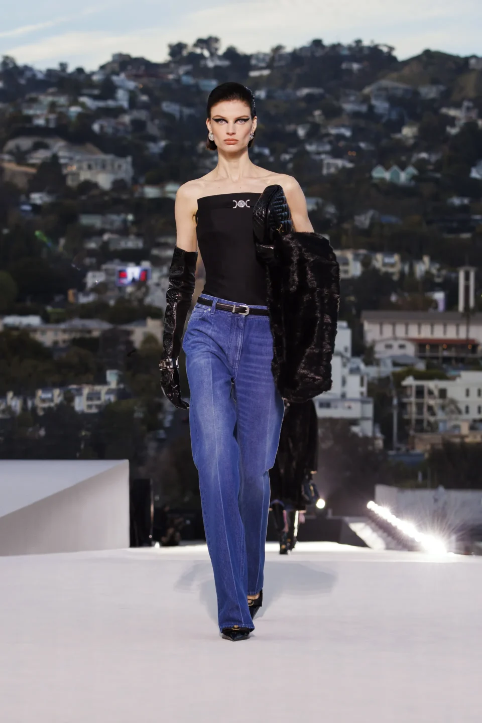 00010-versace-fall-2023-ready-to-wear-tokyo-credit-brand