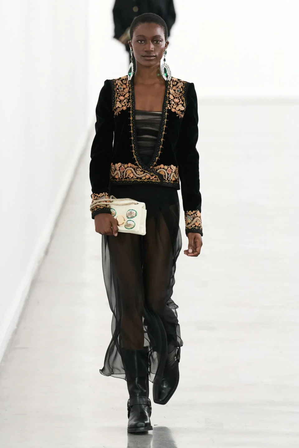 00011-giambattista-valli-fall-2023-ready-to-wear-credit-gorunway