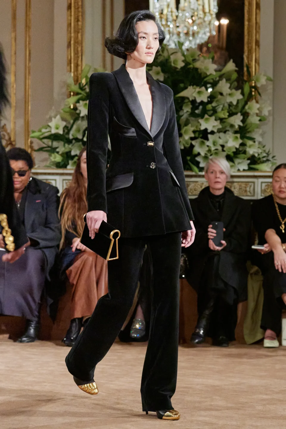 00012-schiaparelli-fall-2023-ready-to-wear-credit-gorunway