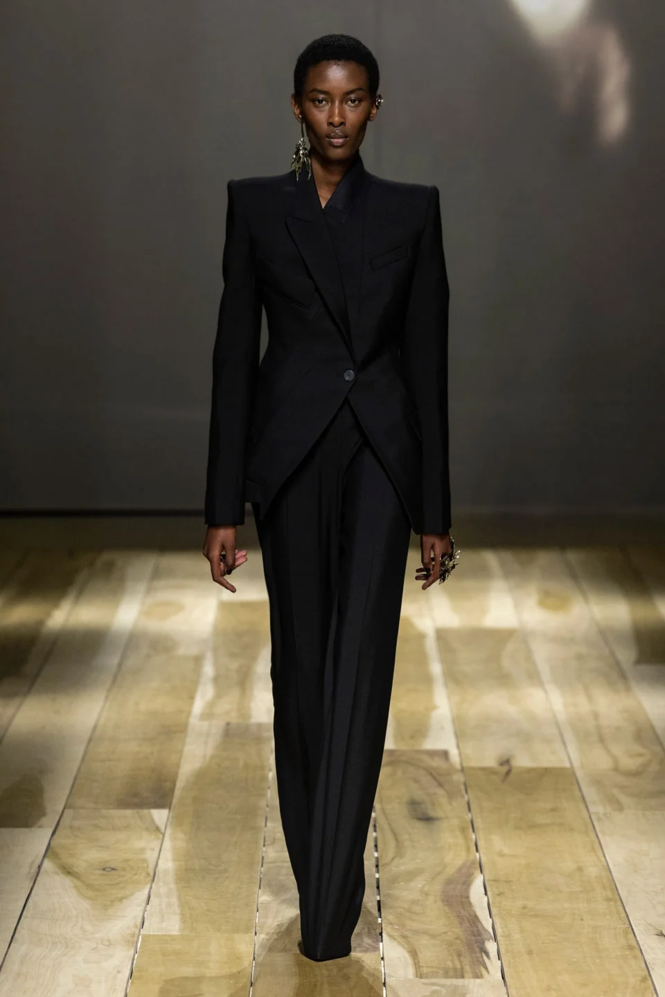 00015-alexander-mcqueen-fall-2023-ready-to-wear-credit-brand
