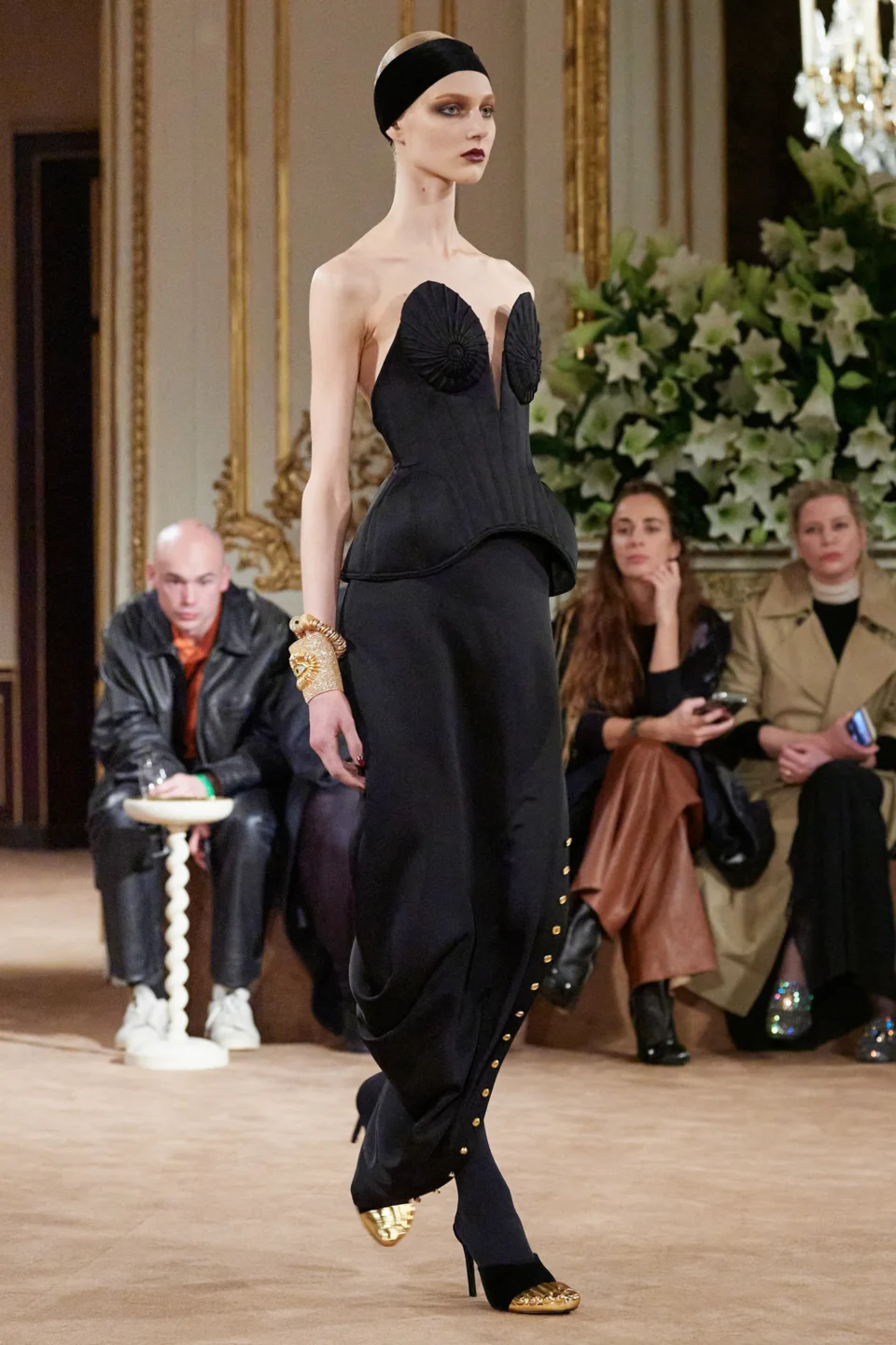 00015-schiaparelli-fall-2023-ready-to-wear-credit-gorunway