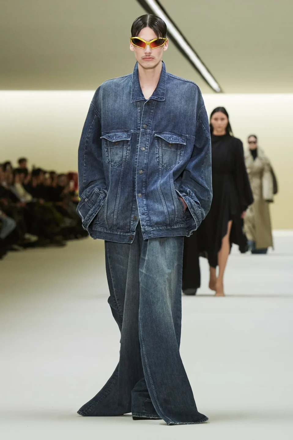 00016-balenciaga-fall-2023-ready-to-wear-credit-gorunway
