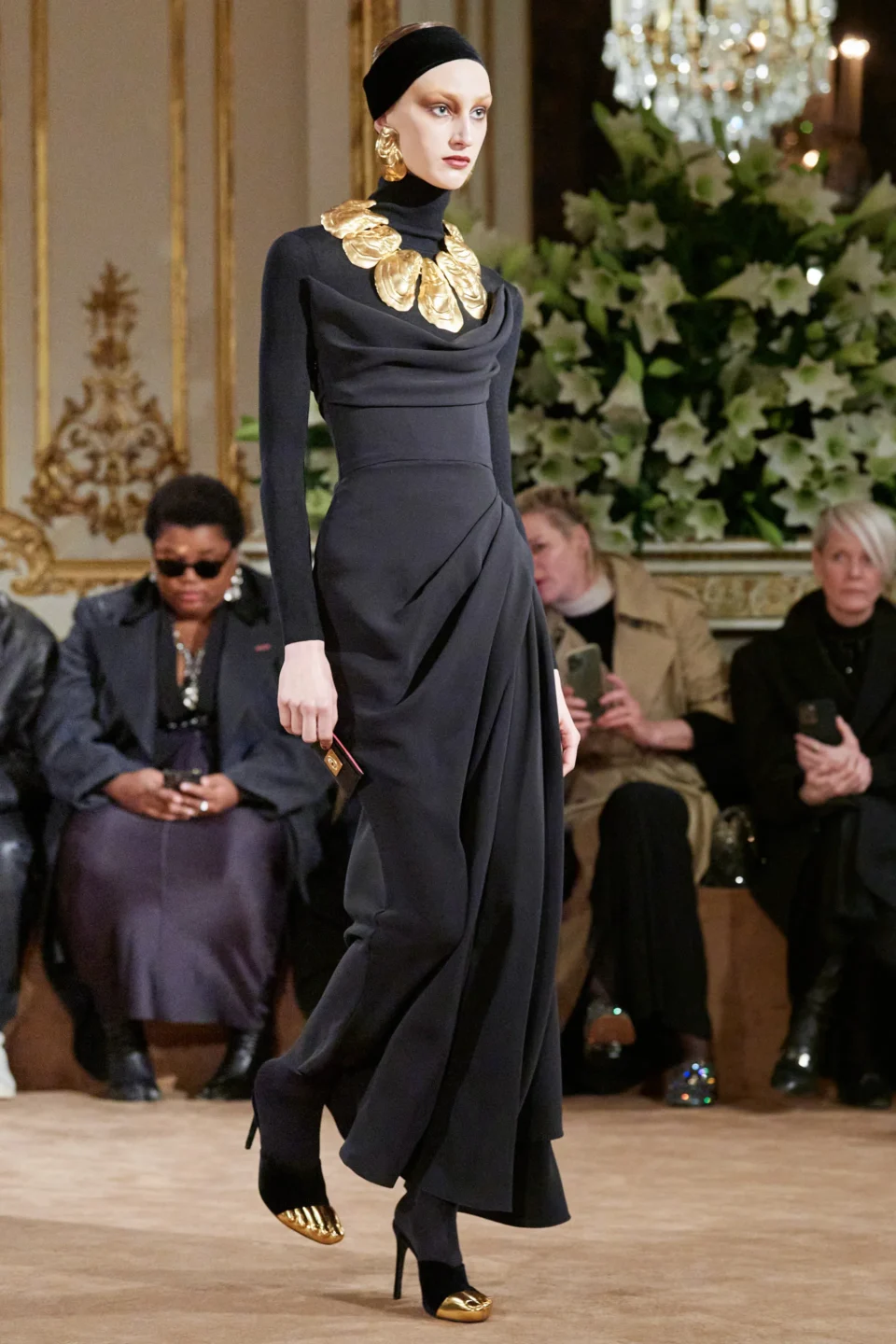 00016-schiaparelli-fall-2023-ready-to-wear-credit-gorunway