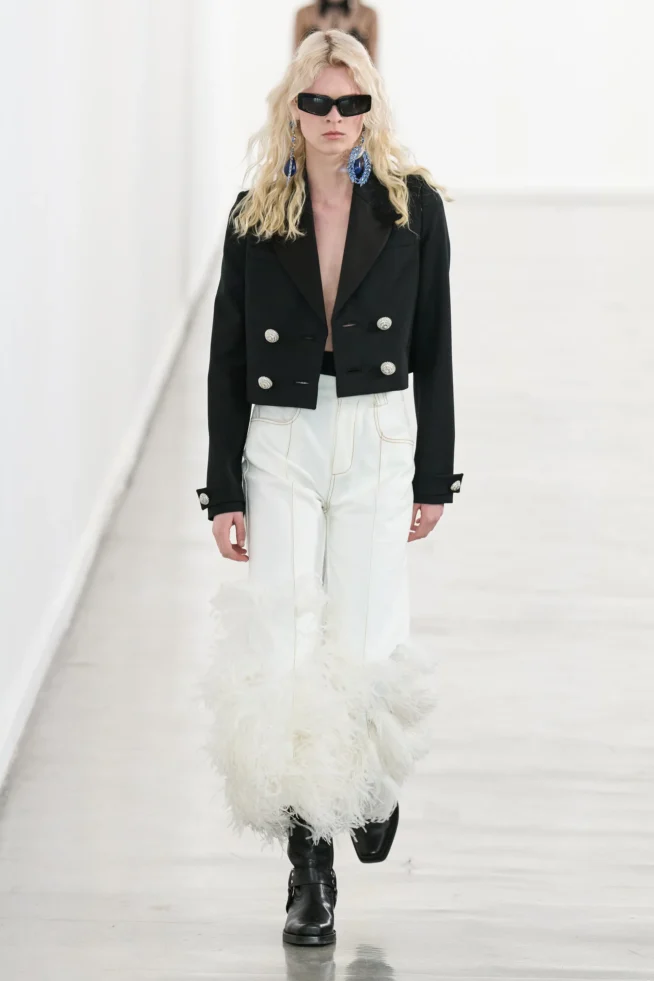 00017-giambattista-valli-fall-2023-ready-to-wear-credit-gorunway