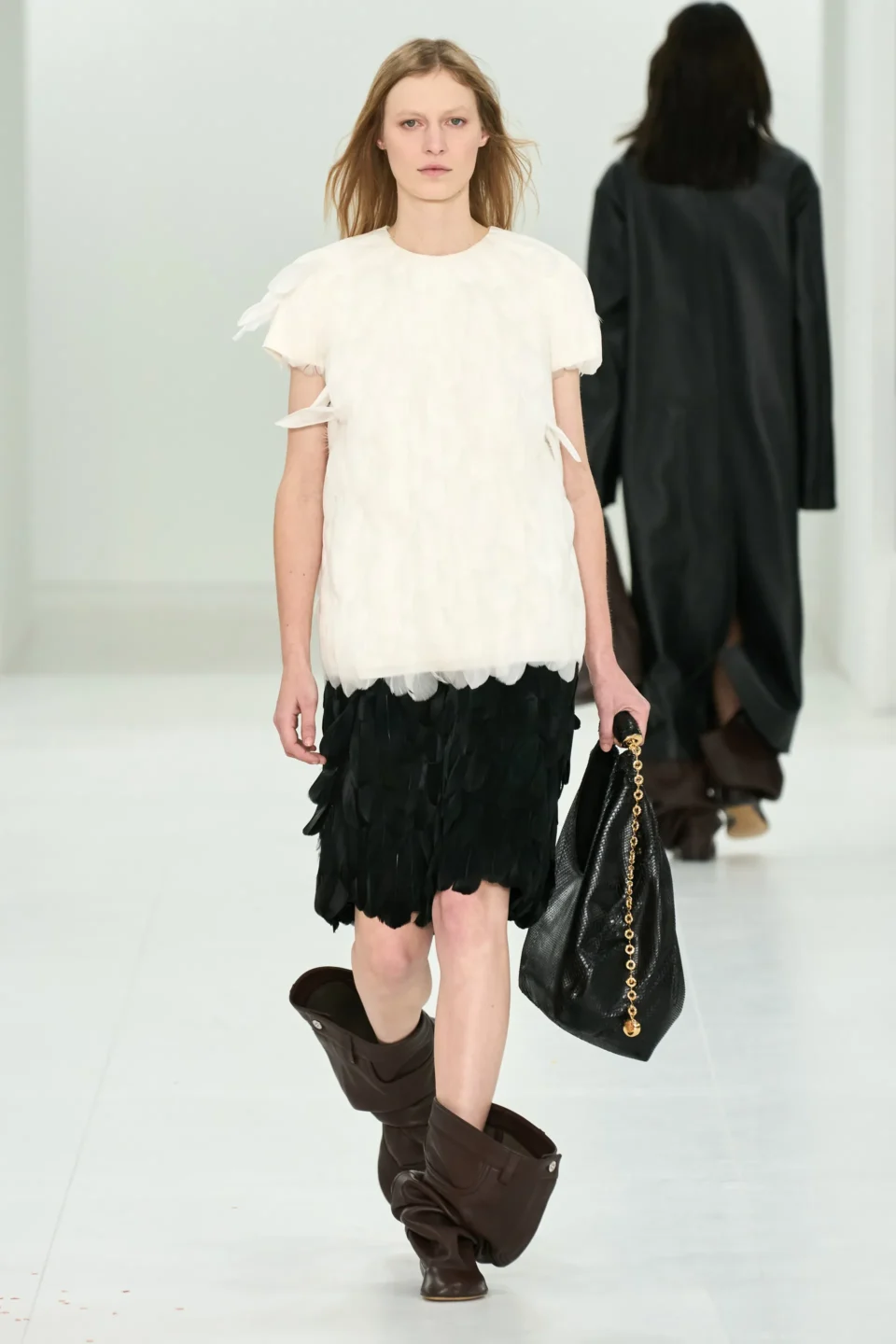 00017-loewe-fall-2023-ready-to-wear-credit-gorunway