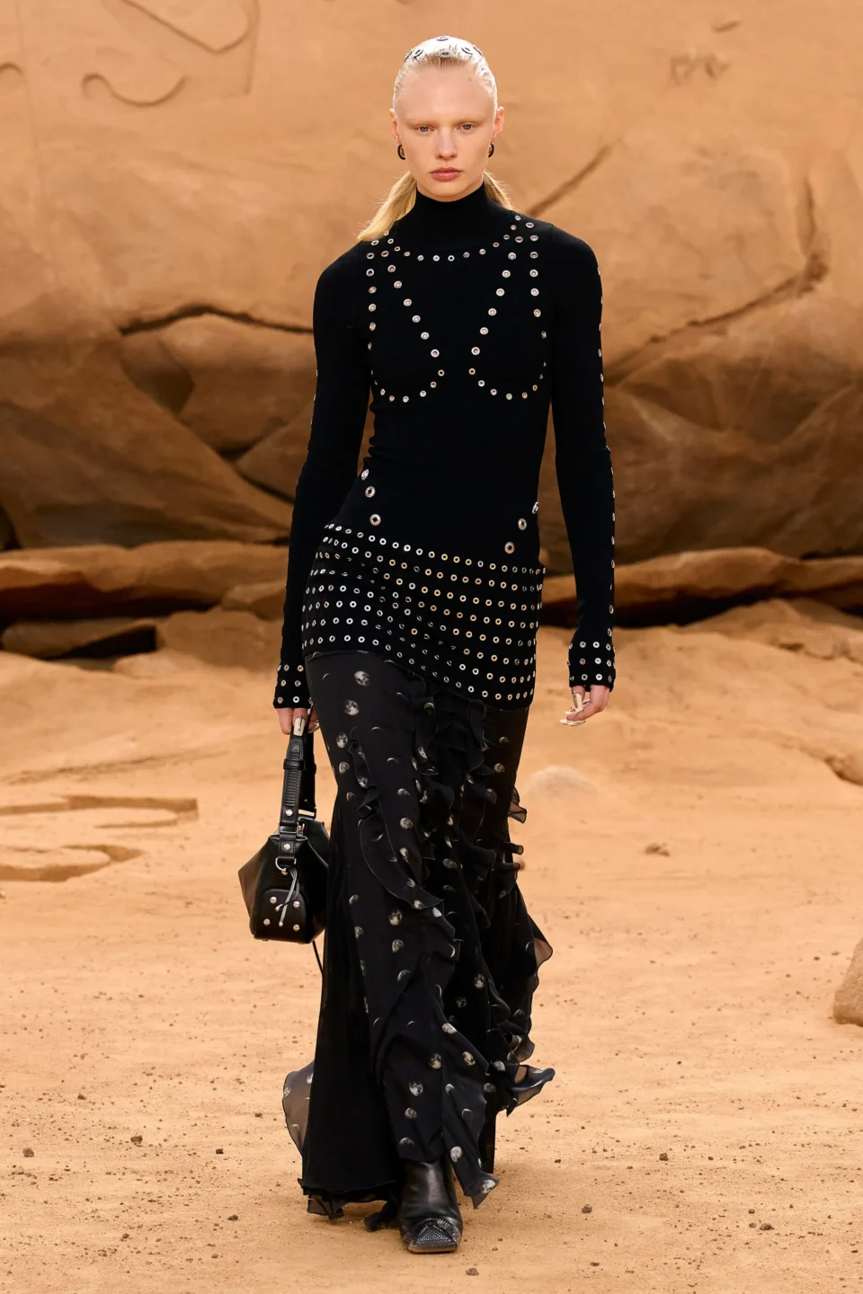 00017-off-white-fall-2023-ready-to-wear-credit-gorunway