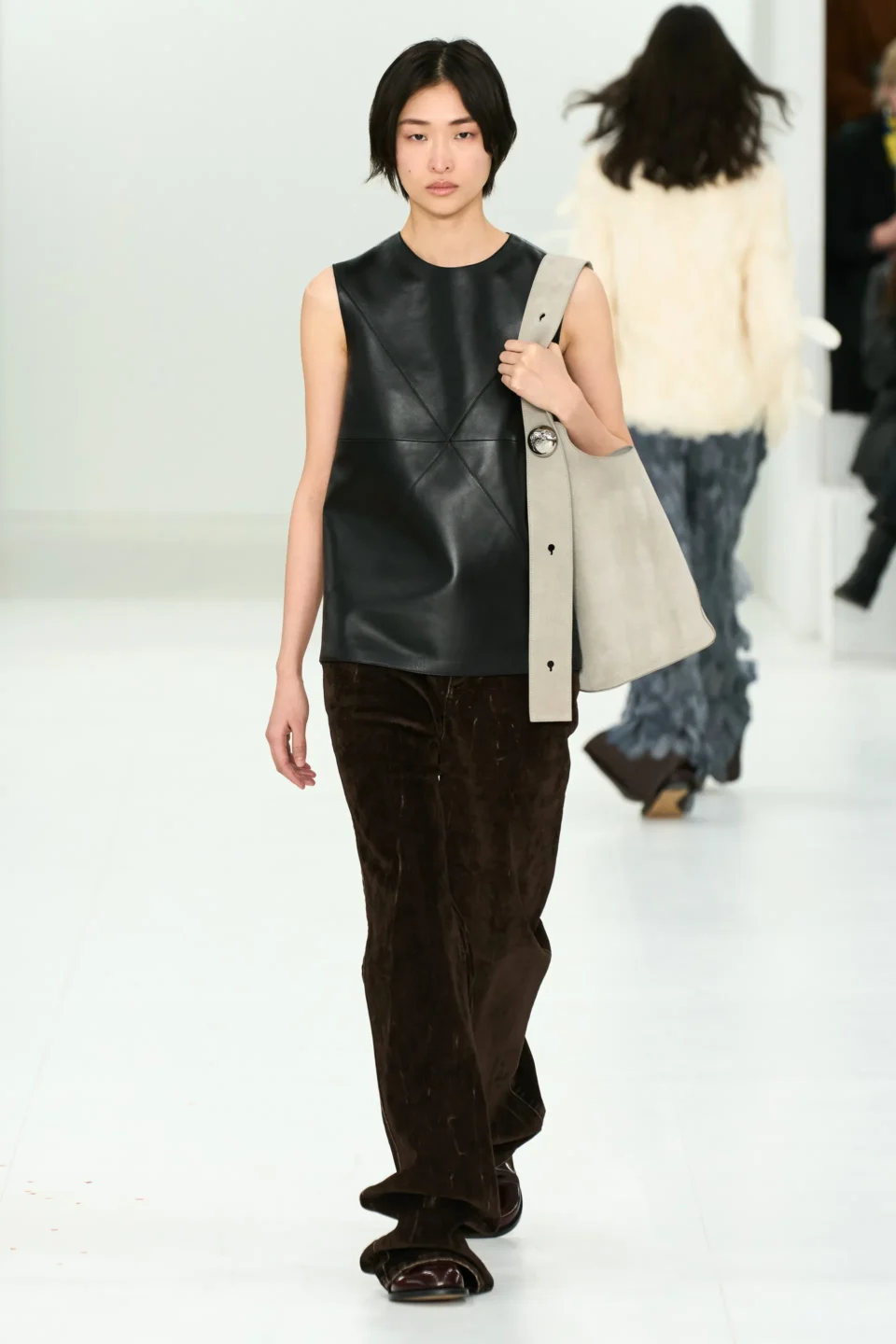 00018-loewe-fall-2023-ready-to-wear-credit-gorunway