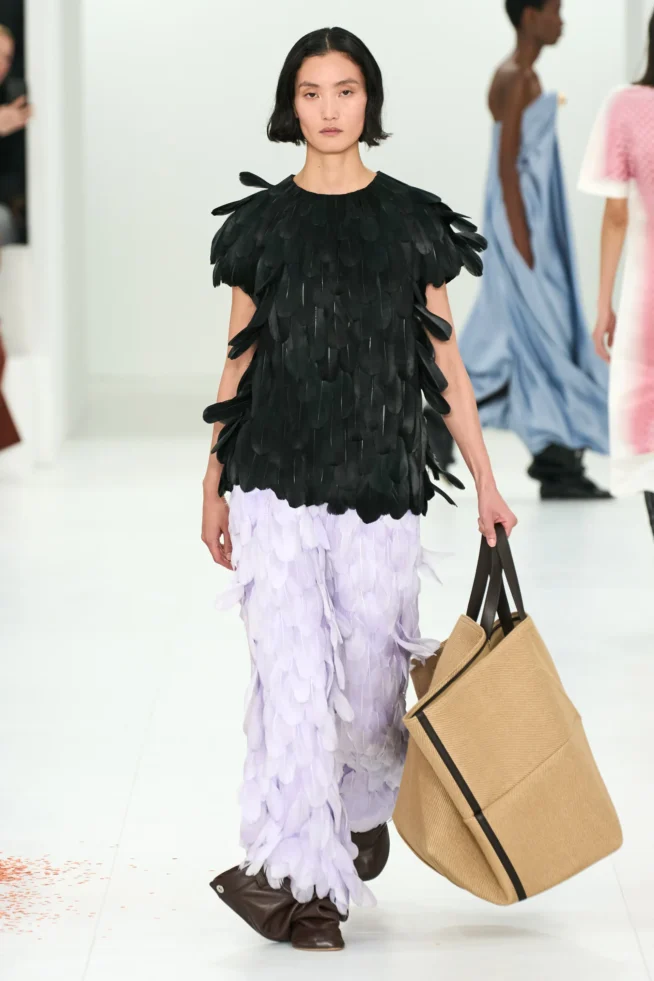 00022-loewe-fall-2023-ready-to-wear-credit-gorunway