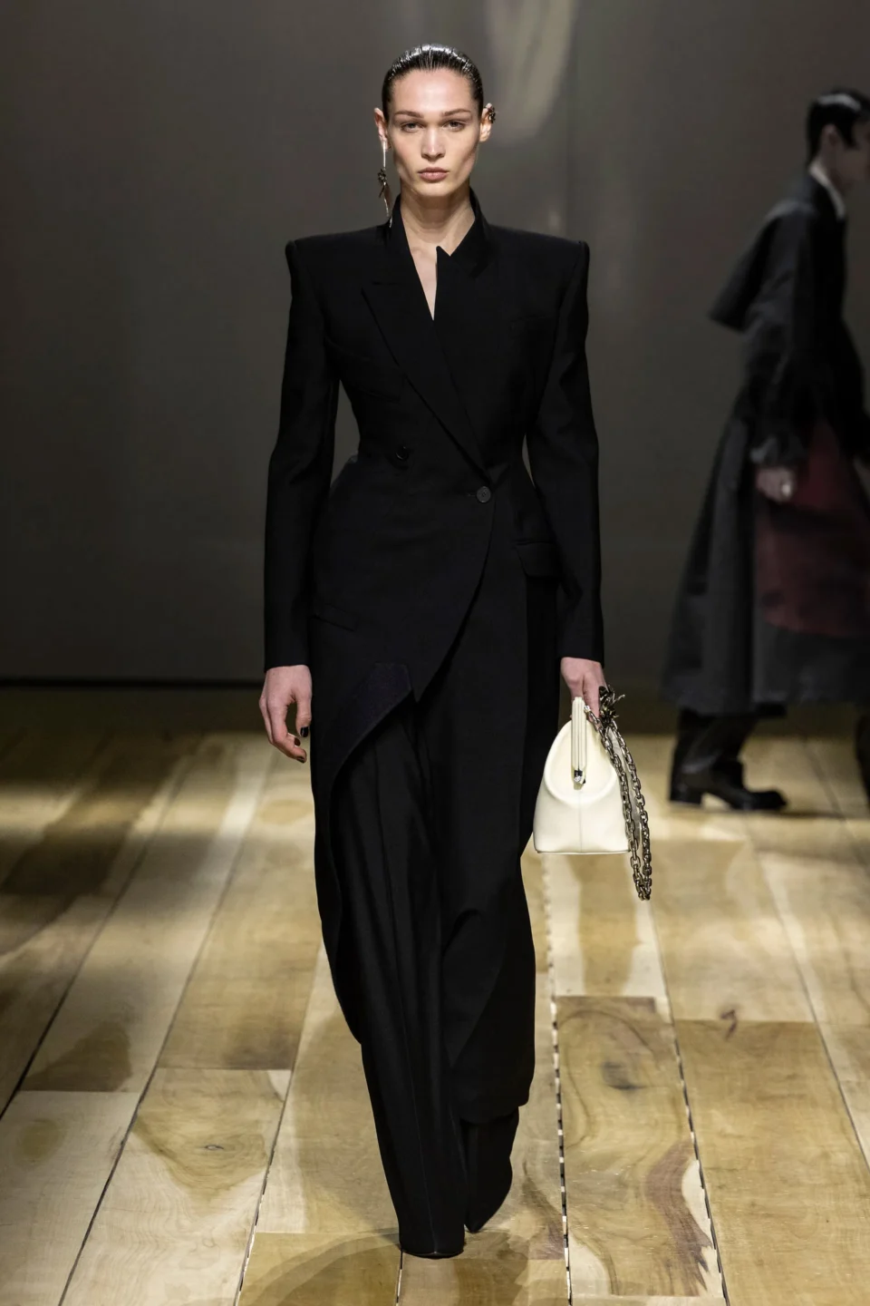 00023-alexander-mcqueen-fall-2023-ready-to-wear-credit-brand