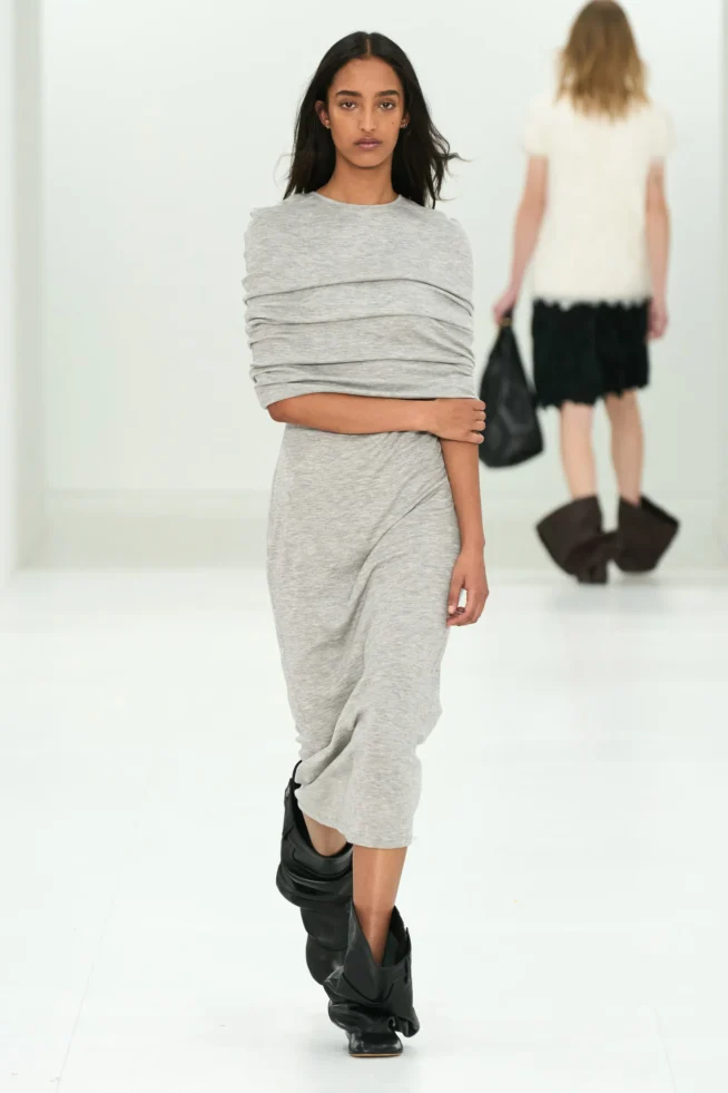 00023-loewe-fall-2023-ready-to-wear-credit-gorunway