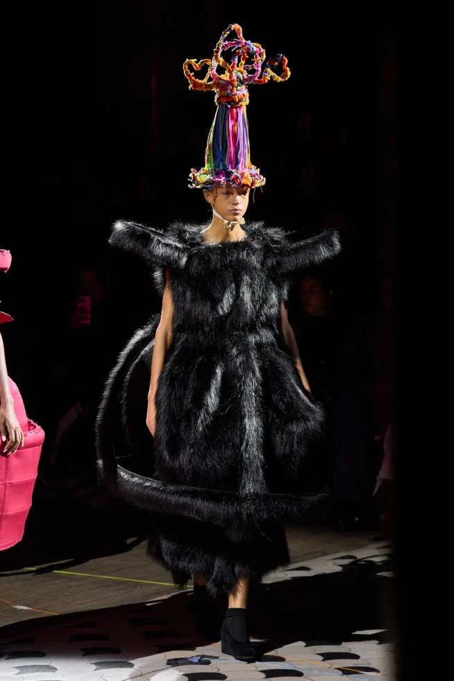 00024-comme-des-garcons-fall-2023-ready-to-wear-credit-gorunway