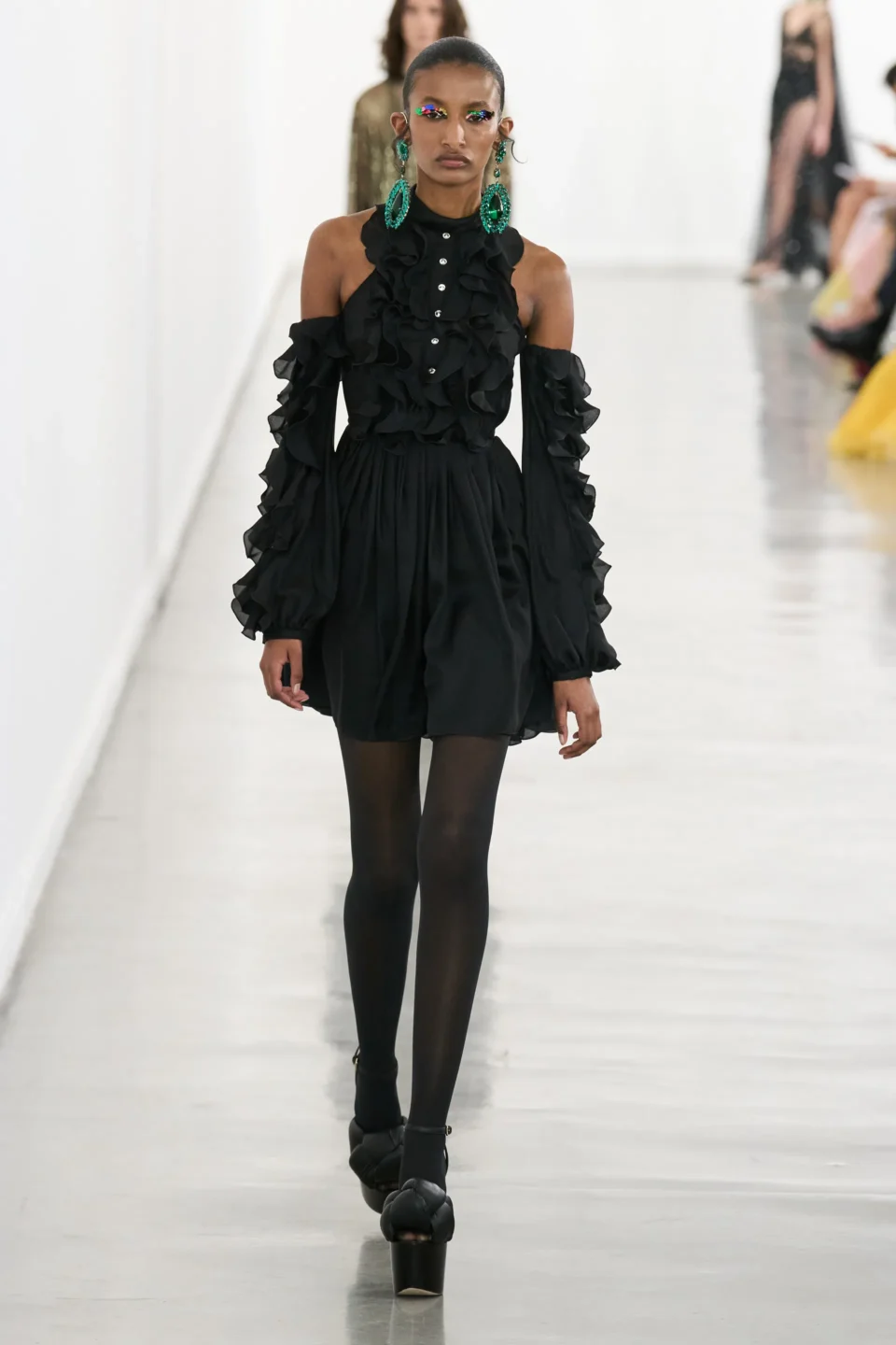 00024-giambattista-valli-fall-2023-ready-to-wear-credit-gorunway