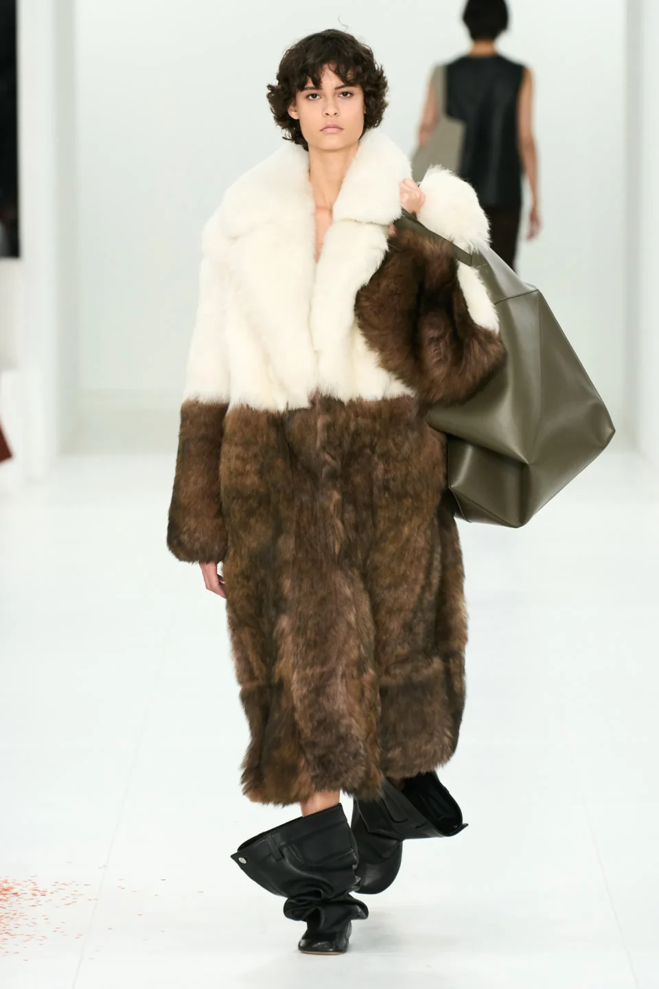00024-loewe-fall-2023-ready-to-wear-credit-gorunway