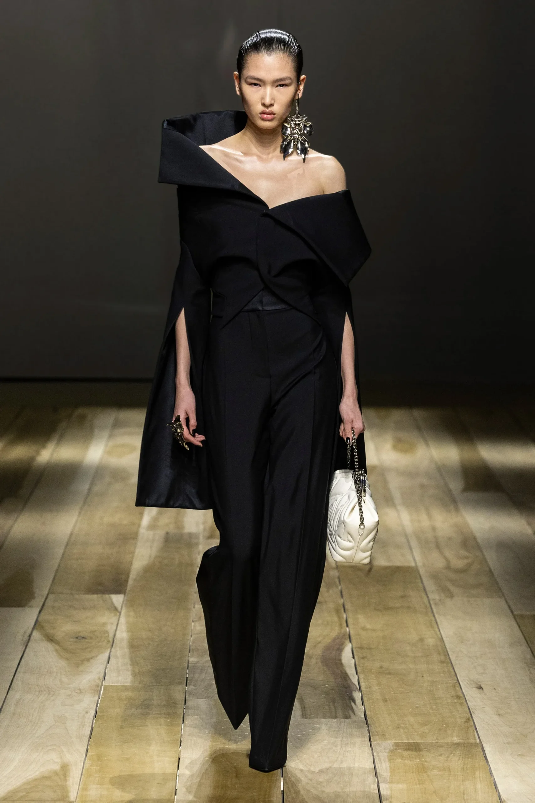 00025-alexander-mcqueen-fall-2023-ready-to-wear-credit-brand