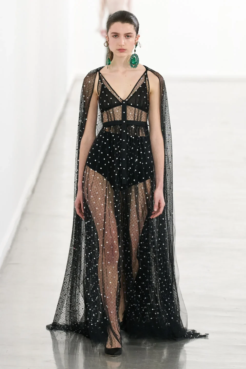 00026-giambattista-valli-fall-2023-ready-to-wear-credit-gorunway