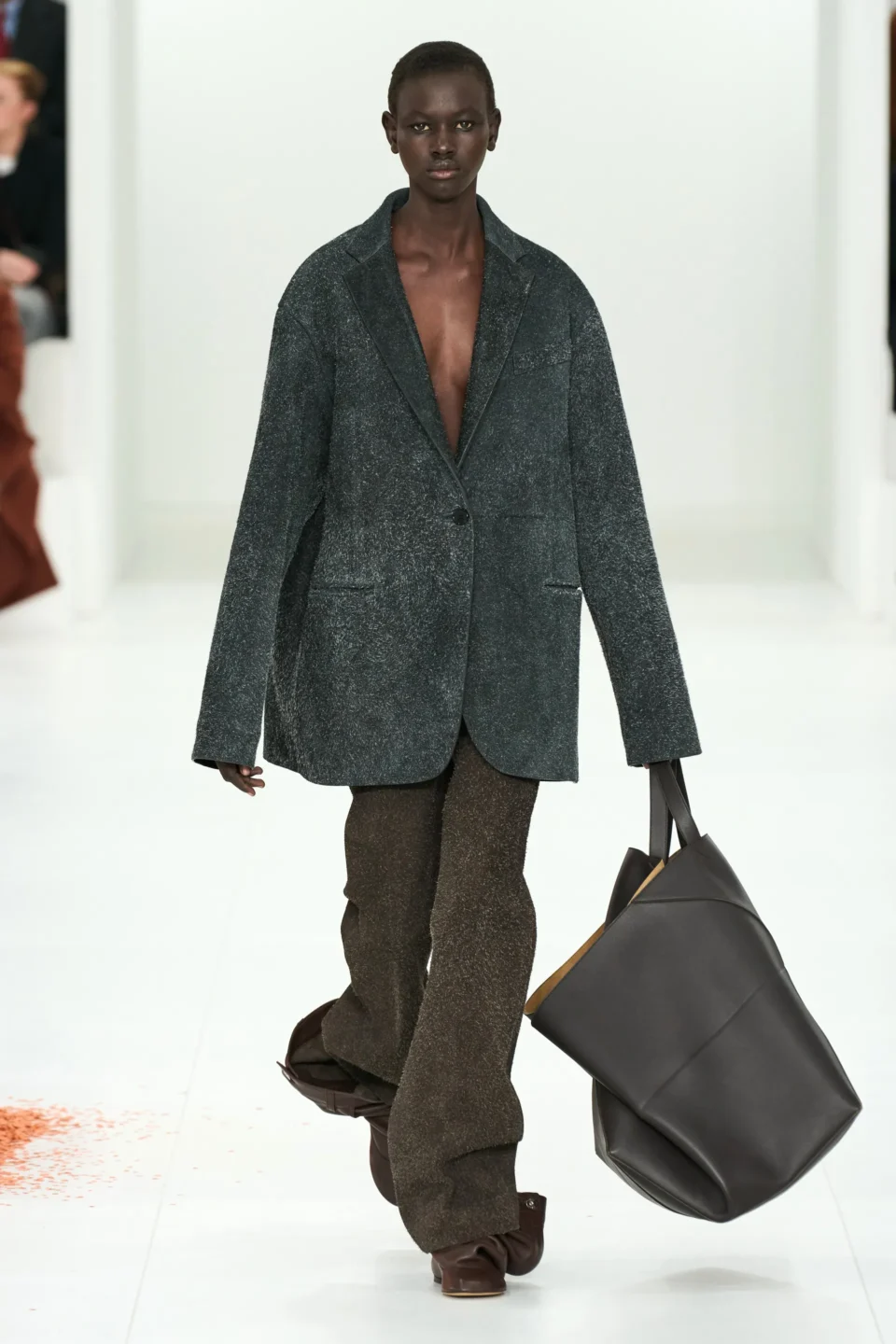 00028-loewe-fall-2023-ready-to-wear-credit-gorunway