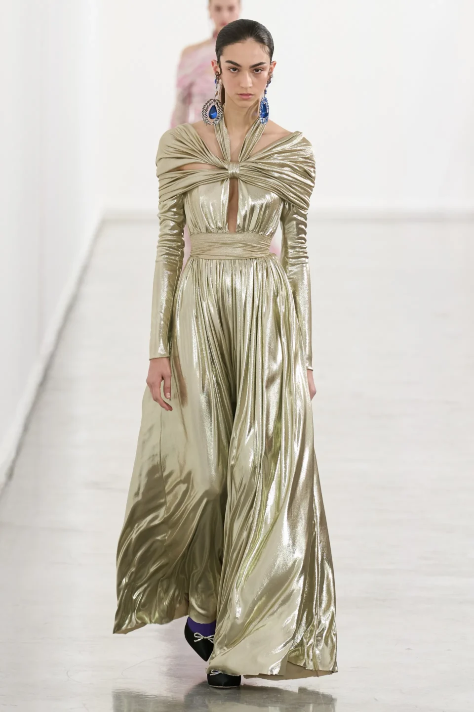 00032-giambattista-valli-fall-2023-ready-to-wear-credit-gorunway