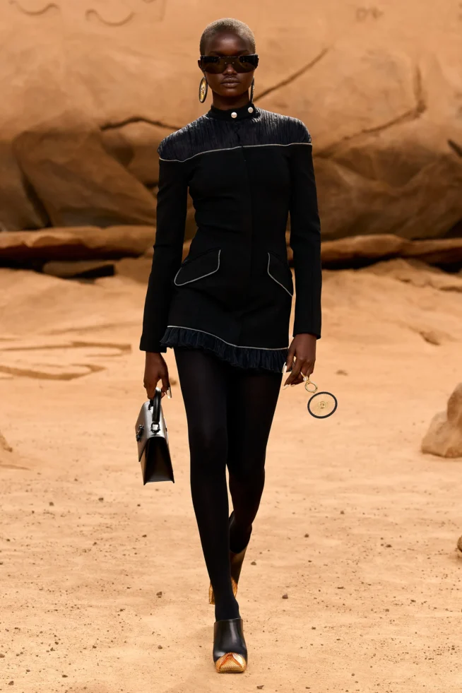 00032-off-white-fall-2023-ready-to-wear-credit-gorunway
