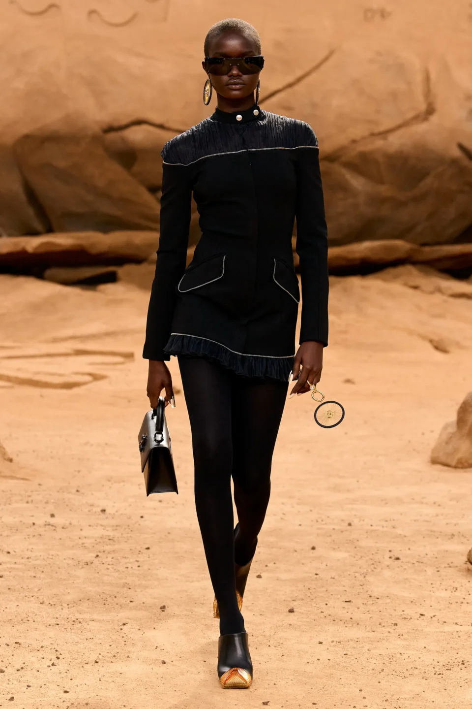 00032-off-white-fall-2023-ready-to-wear-credit-gorunway