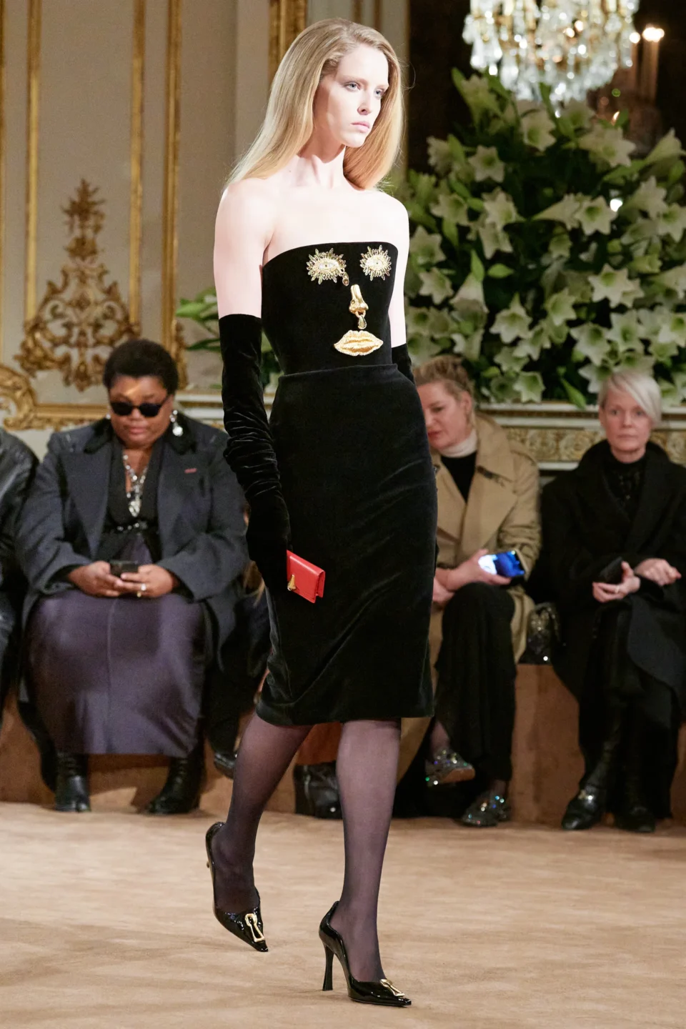 00032-schiaparelli-fall-2023-ready-to-wear-credit-gorunway