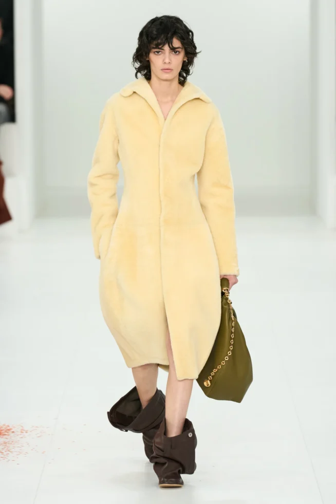 00034-loewe-fall-2023-ready-to-wear-credit-gorunway
