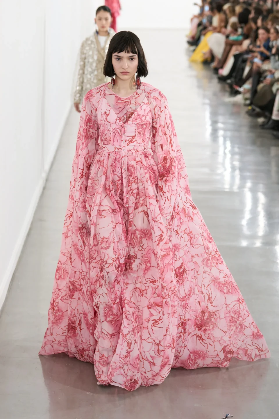 00043-giambattista-valli-fall-2023-ready-to-wear-credit-gorunway