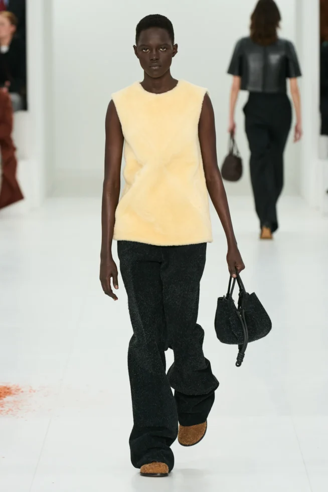 00043-loewe-fall-2023-ready-to-wear-credit-gorunway