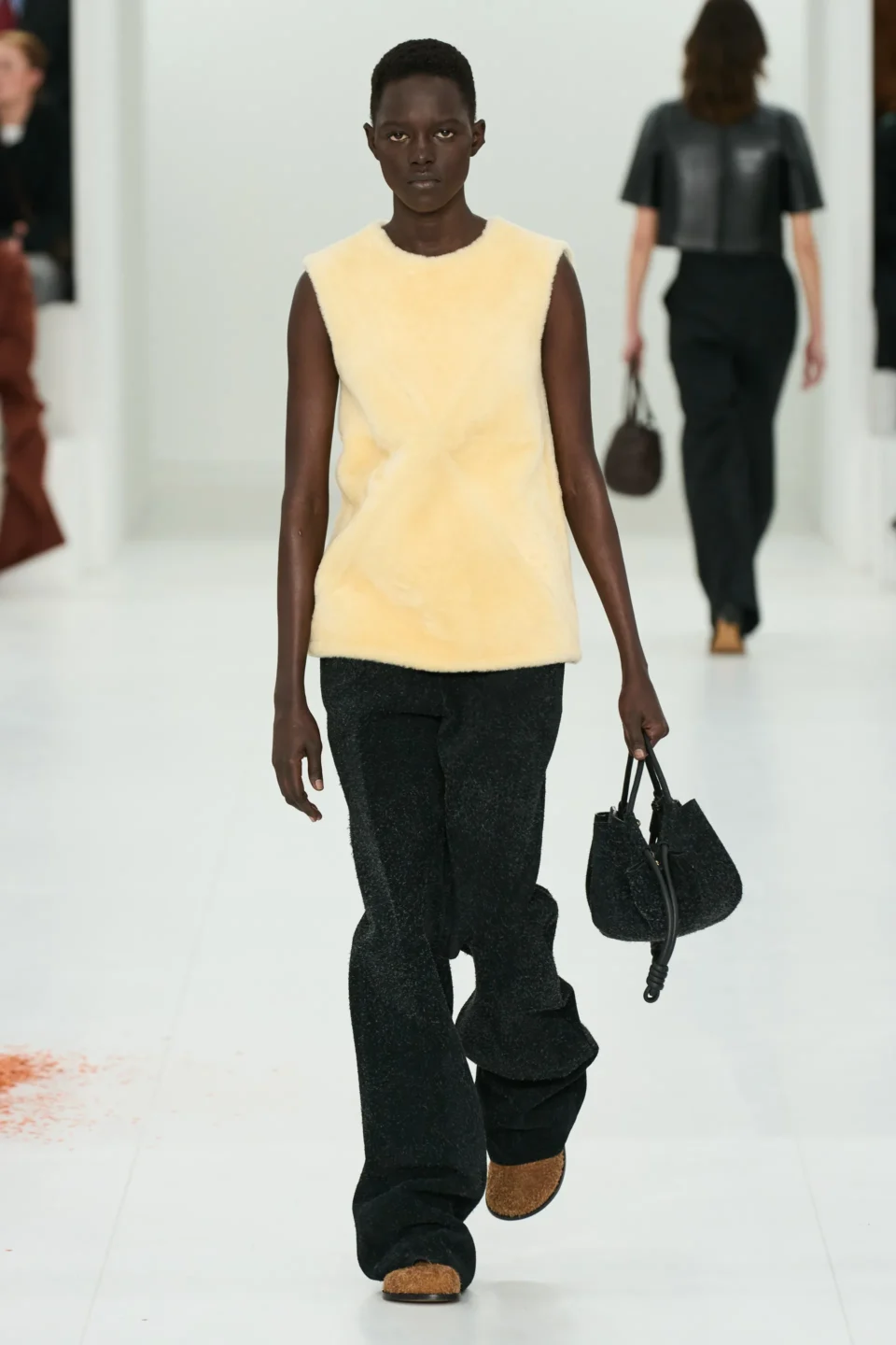 00043-loewe-fall-2023-ready-to-wear-credit-gorunway