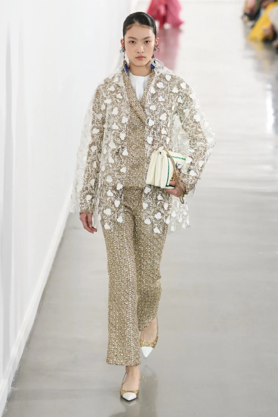 00044-giambattista-valli-fall-2023-ready-to-wear-credit-gorunway