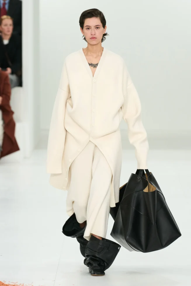 00045-loewe-fall-2023-ready-to-wear-credit-gorunway