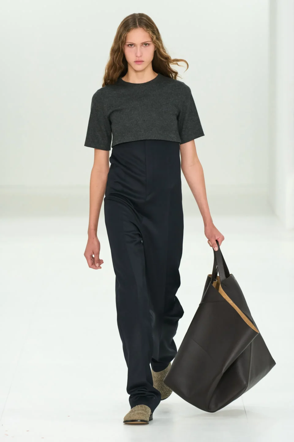 00047-loewe-fall-2023-ready-to-wear-credit-gorunway