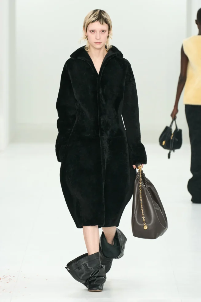 00048-loewe-fall-2023-ready-to-wear-credit-gorunway