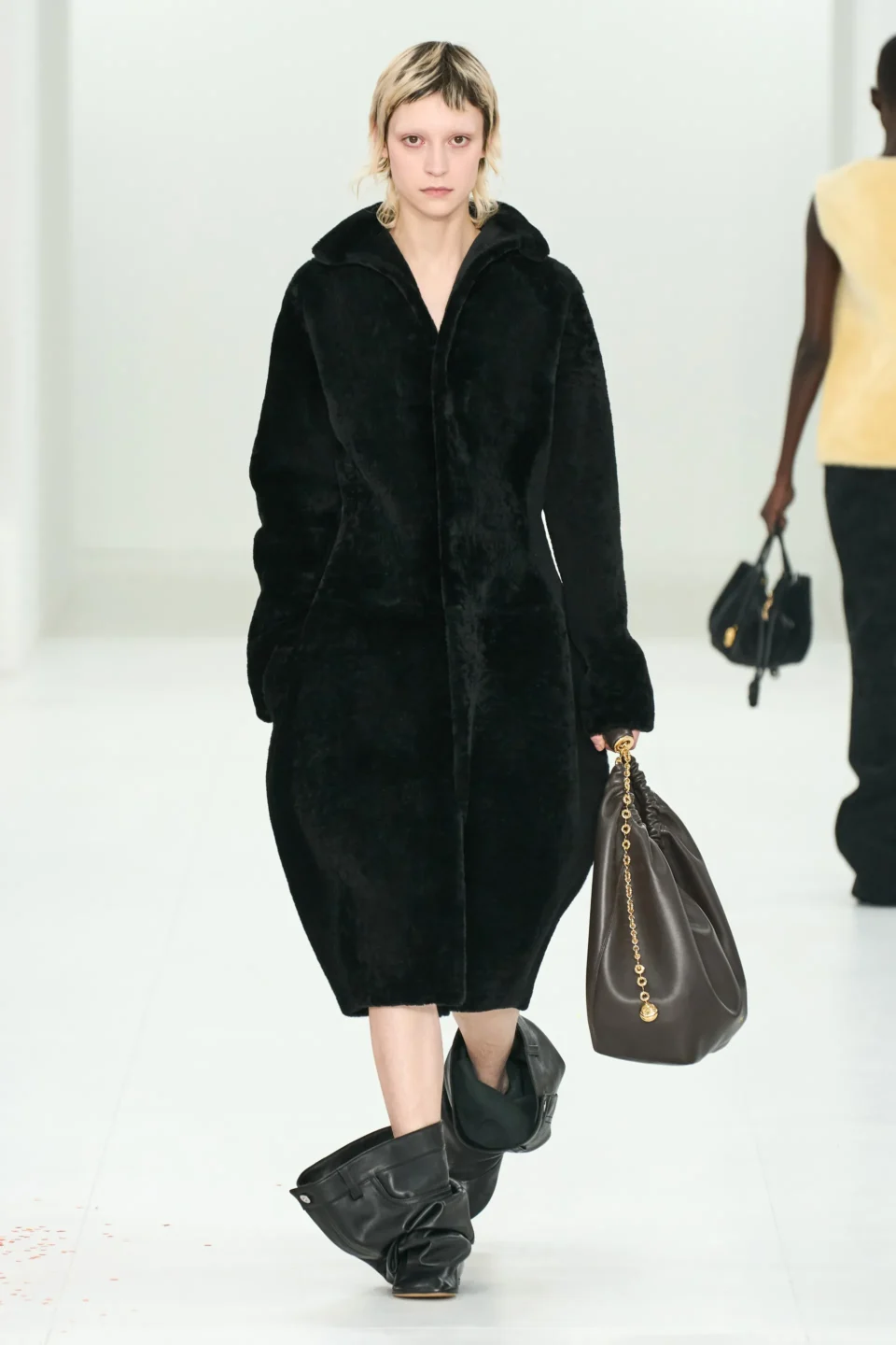 00048-loewe-fall-2023-ready-to-wear-credit-gorunway