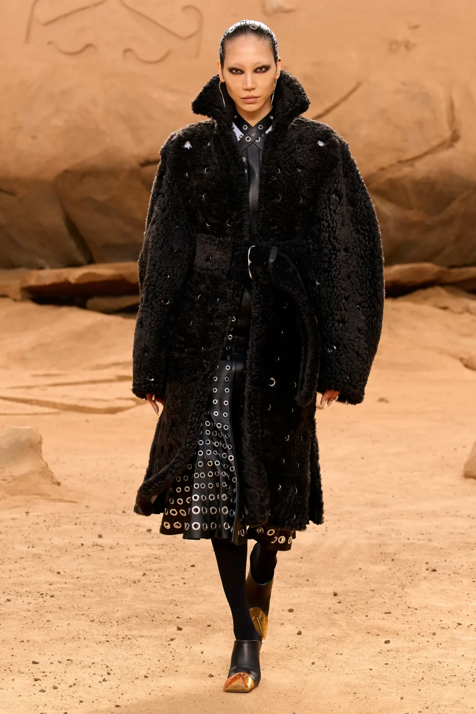 00050-off-white-fall-2023-ready-to-wear-credit-gorunway
