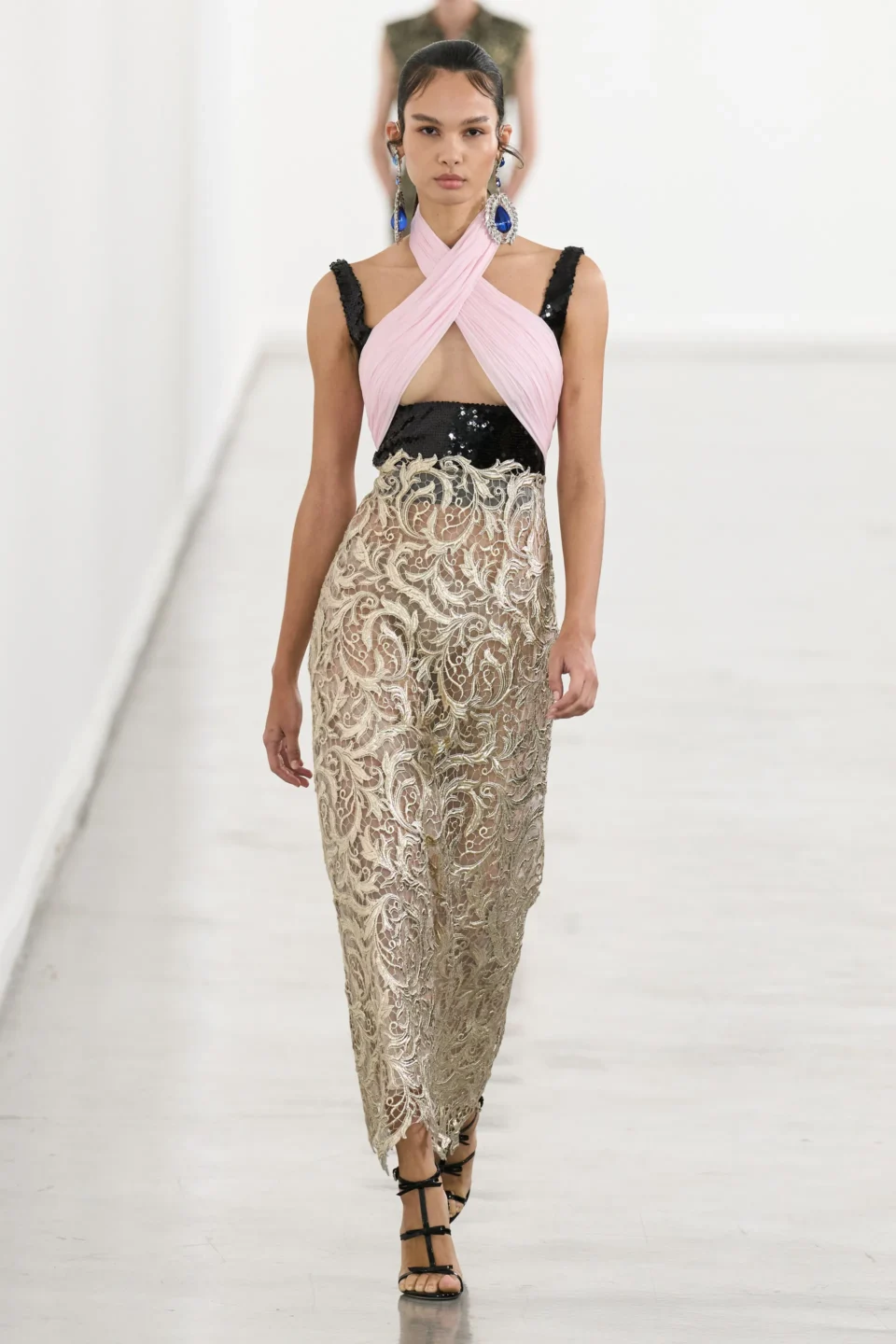 00051-giambattista-valli-fall-2023-ready-to-wear-credit-gorunway