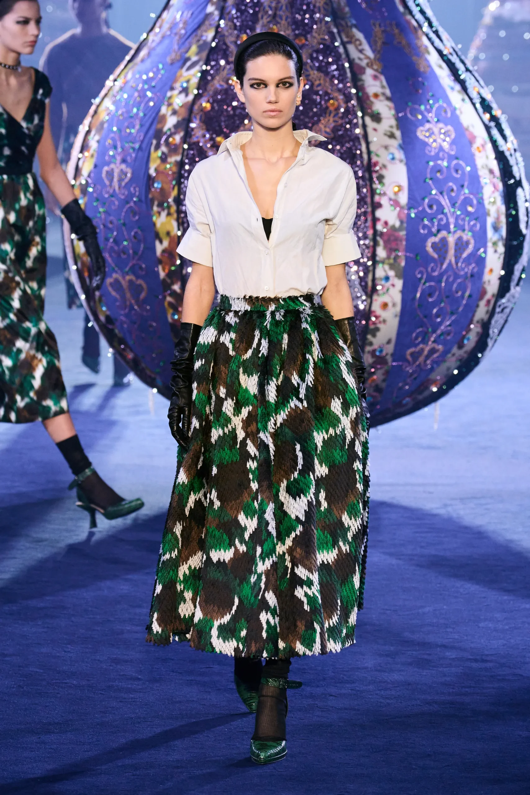 Dior Inverno 23/24: 5 curiosidades sobre o desfile
Com referência ao pós-guerra, Maria Grazia Chiuri volta aos arquivos da marca para refletir os dias de hoje com otimismo e esperança