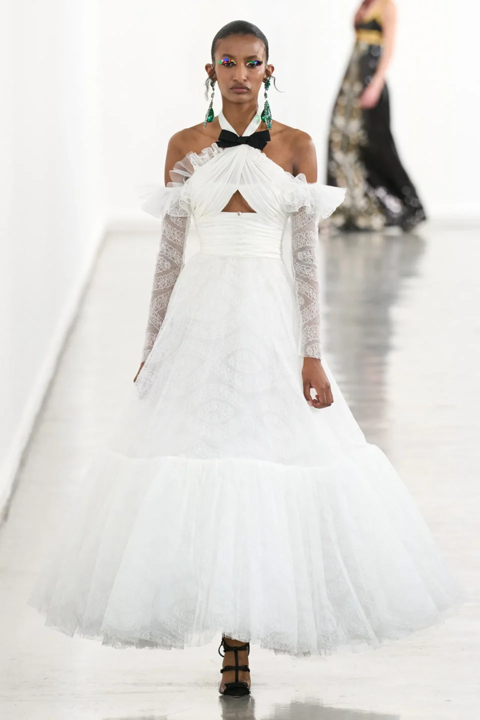 00061-giambattista-valli-fall-2023-ready-to-wear-credit-gorunway