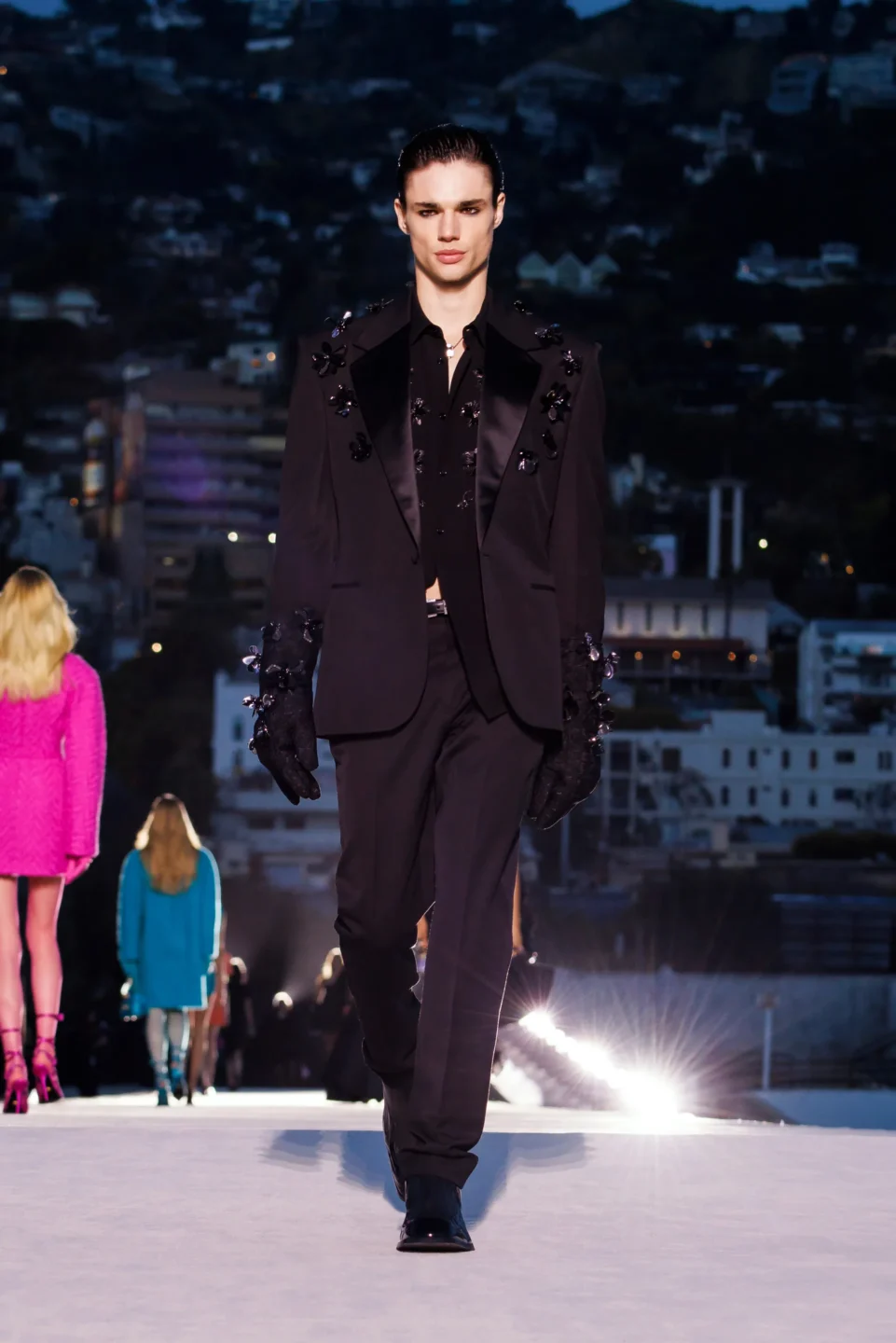 00072-versace-fall-2023-ready-to-wear-tokyo-credit-brand