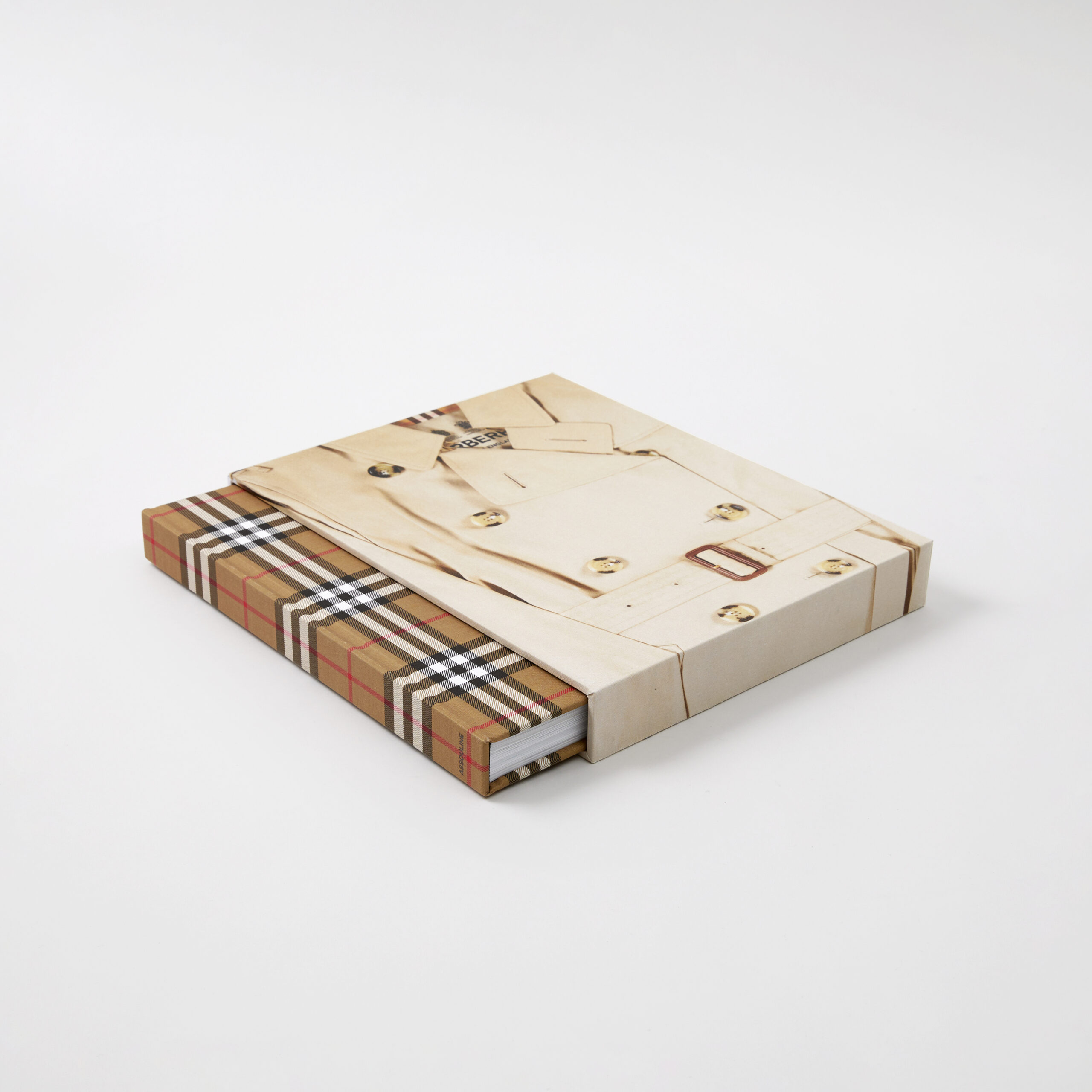 Burberry lança livro sobre seu legado centenário

A edição deluxe é assinada pela Assouline e, em breve, estará disponível em todas as lojas da marca