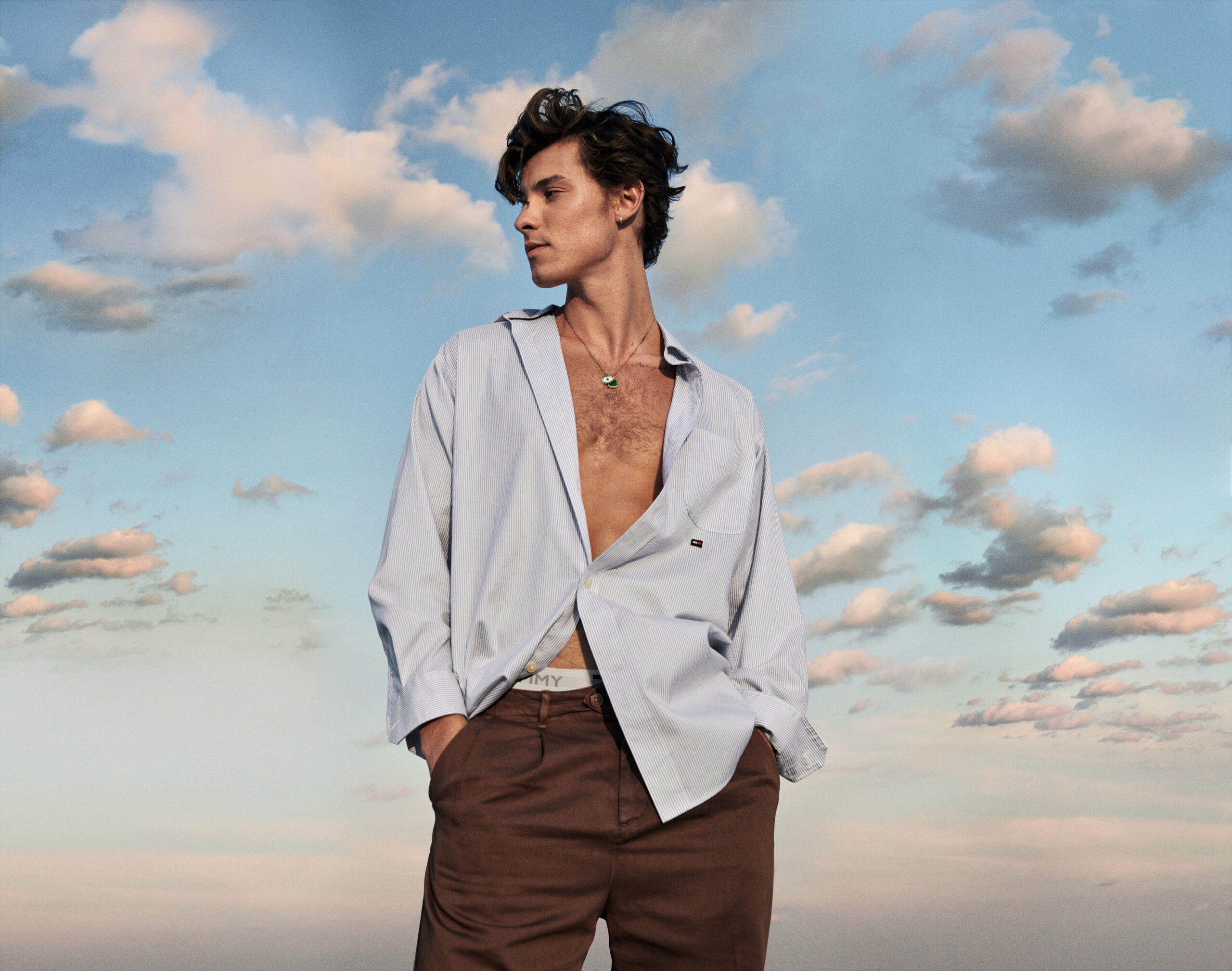 Shawn Mendes assina collab sustentável com Tommy Hilfiger