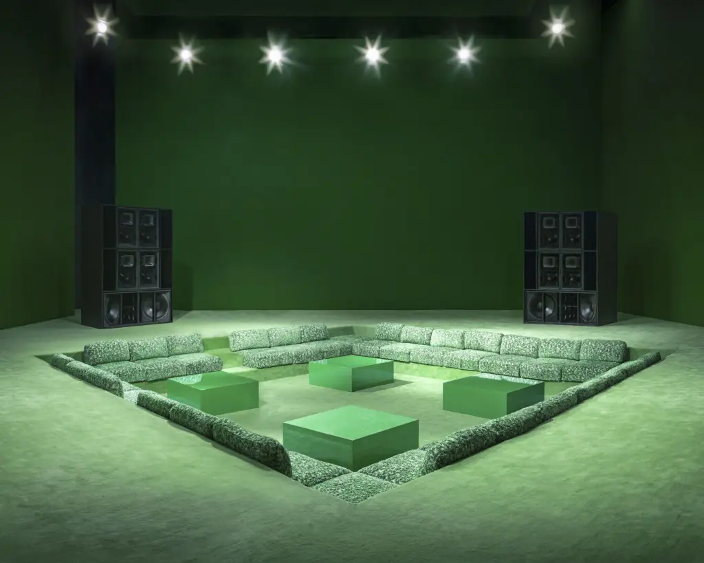 Matthieu Blazy traz ao Brasil projeto de arte da Bottega Veneta
Diretor criativo escolheu a Casa de Vidro, de Lina Bo Bardi, em São Paulo para receber o projeto artístico The Square, que será aberto ao público.