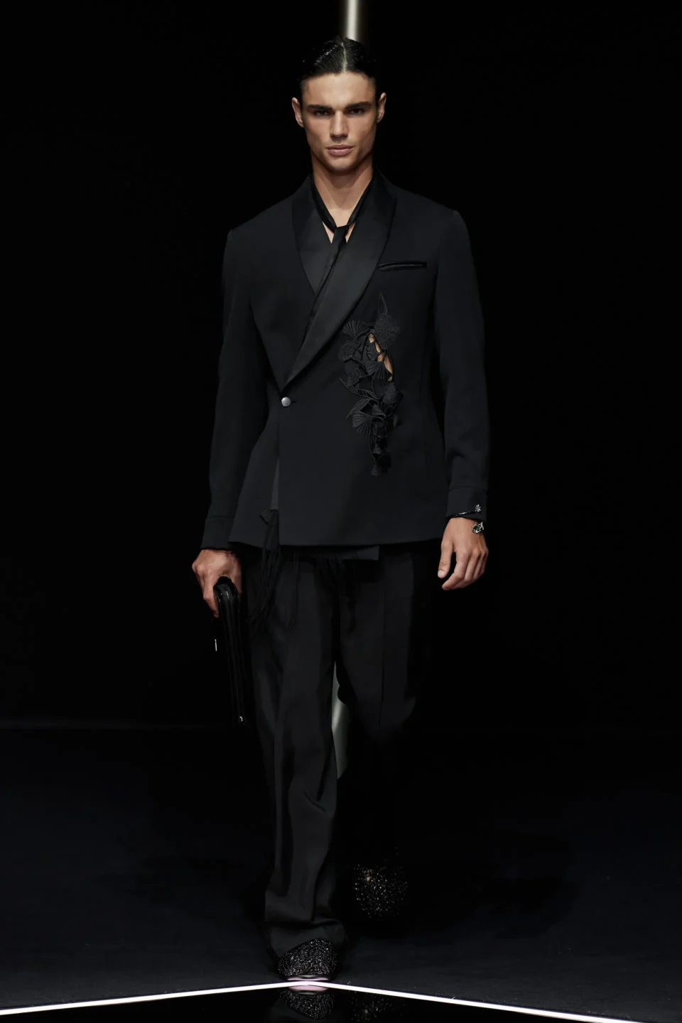 00001-emporio-armani-spring-2024-menswear-credit-gorunway