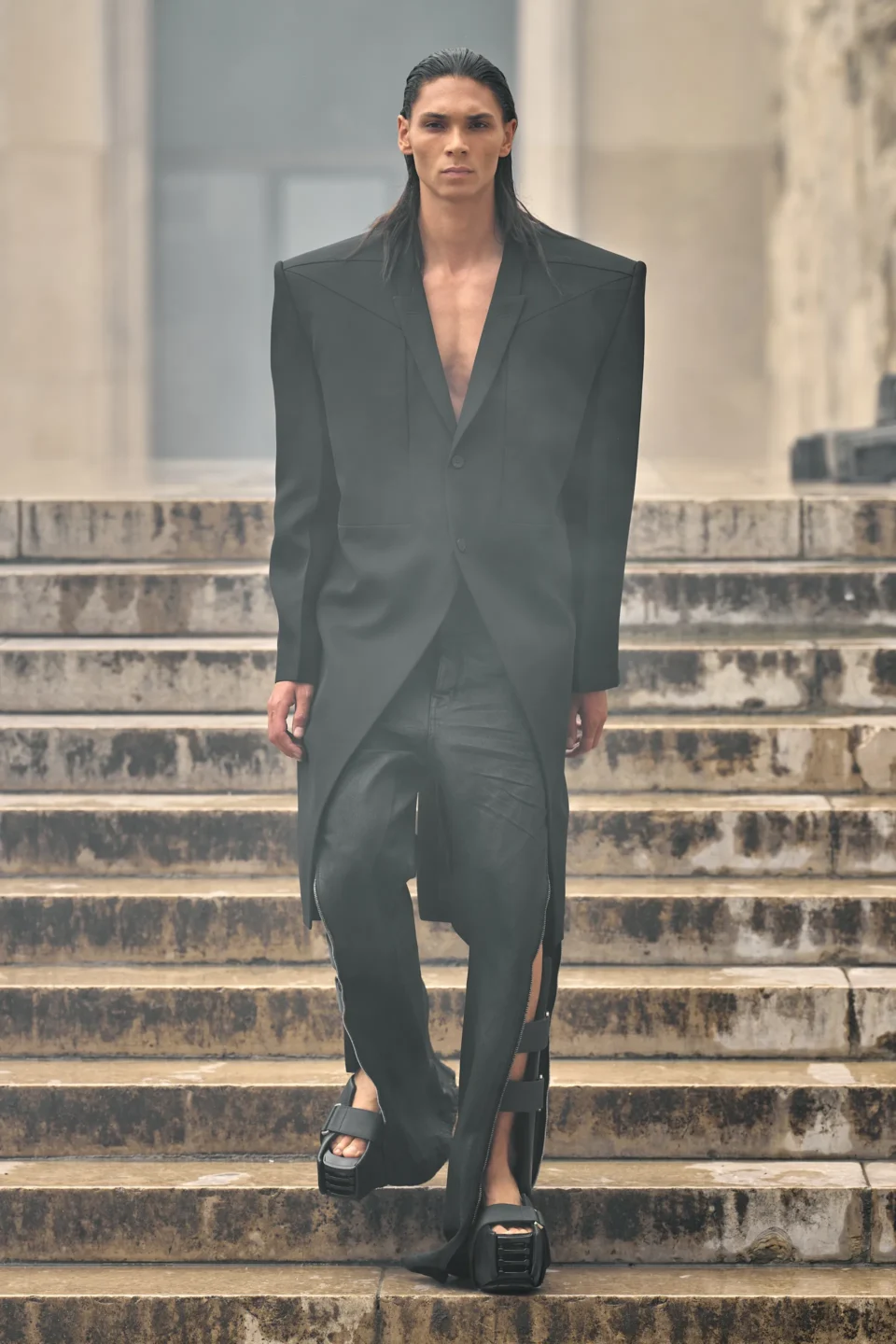 00030-rick-owens-spring-2024-menswear-credit-gorunway