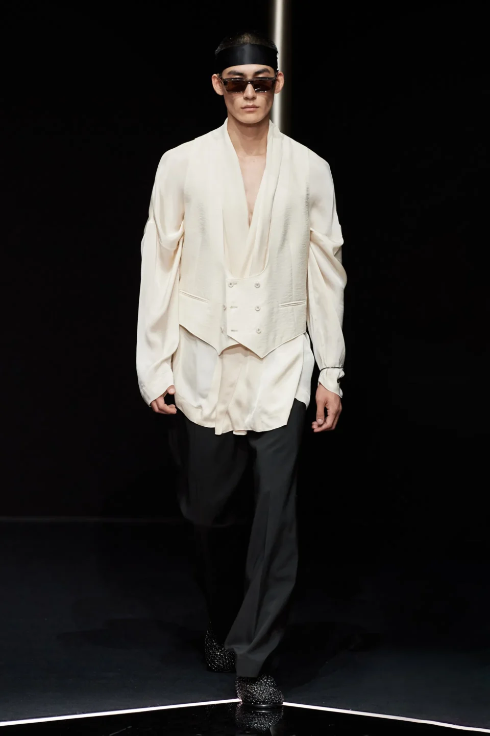 00076-emporio-armani-spring-2024-menswear-credit-gorunway