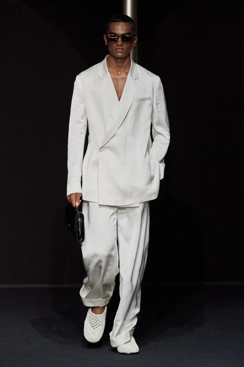 00079-emporio-armani-spring-2024-menswear-credit-gorunway