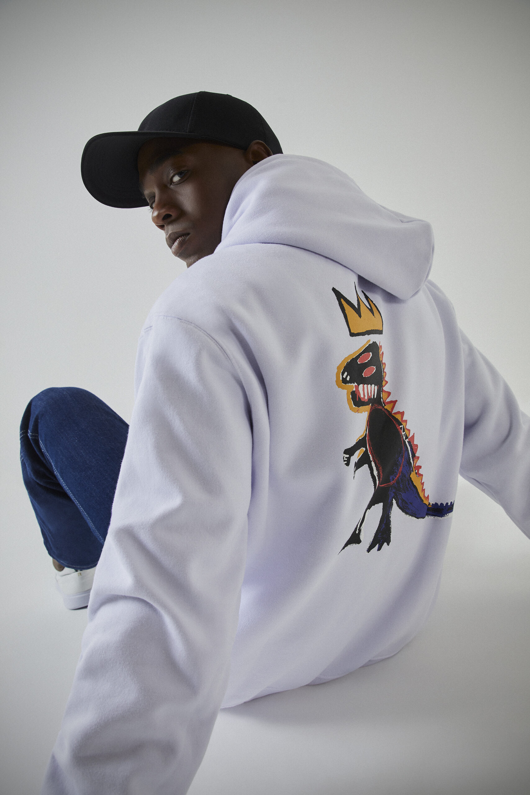 Reserva lança parceria com Basquiat
Primeira colaboração do legado do artista com uma marca brasileira traz seus conhecidos traços coloridos em estampas